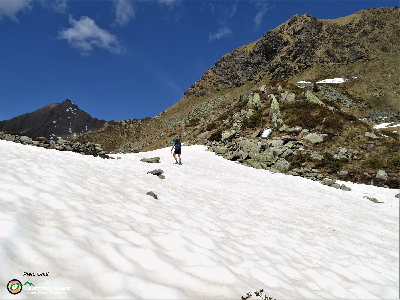 42 Proseguiamo a dx sul versante nord ancora innevato.JPG